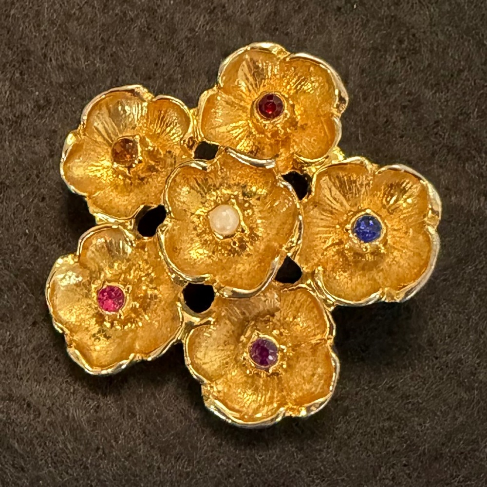 Florenza-Style Vintage Gold Floral Brooch with Gem Accents - Picture 5 of 8